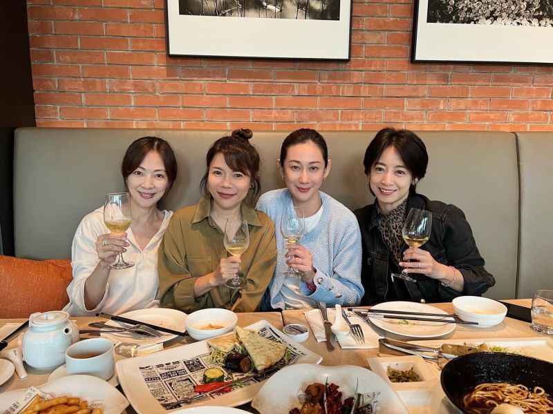 ▲畫面中由左至右分別是郭昱晴、《麻辣鮮師》製作人，以及林利霏、范筱梵。（圖／翻攝自郭昱晴臉書）