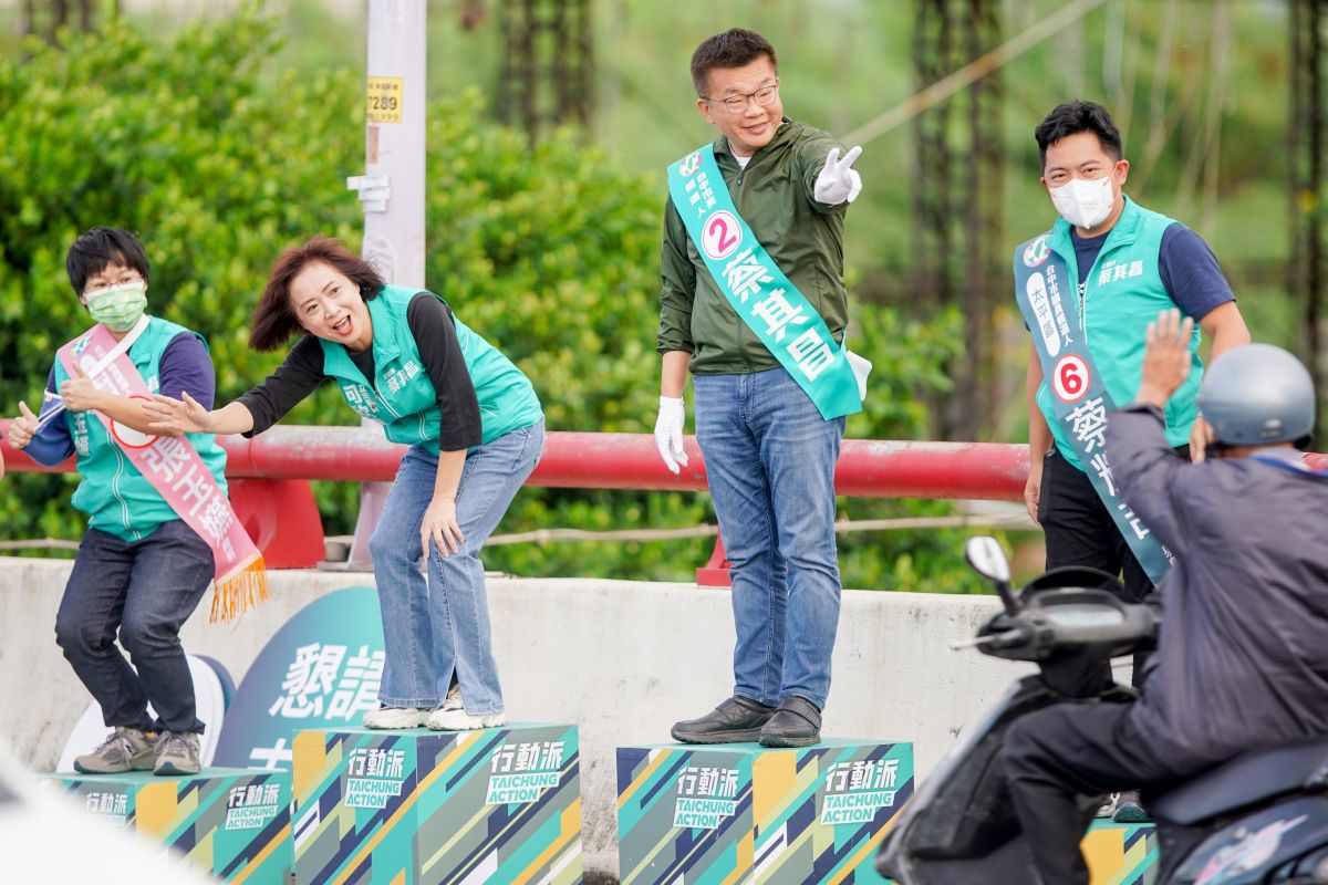 ▲蔡其昌一早由何欣純等人陪同，到太平區站路口拜票。（圖／蔡其昌競總提供，2022.11.01）