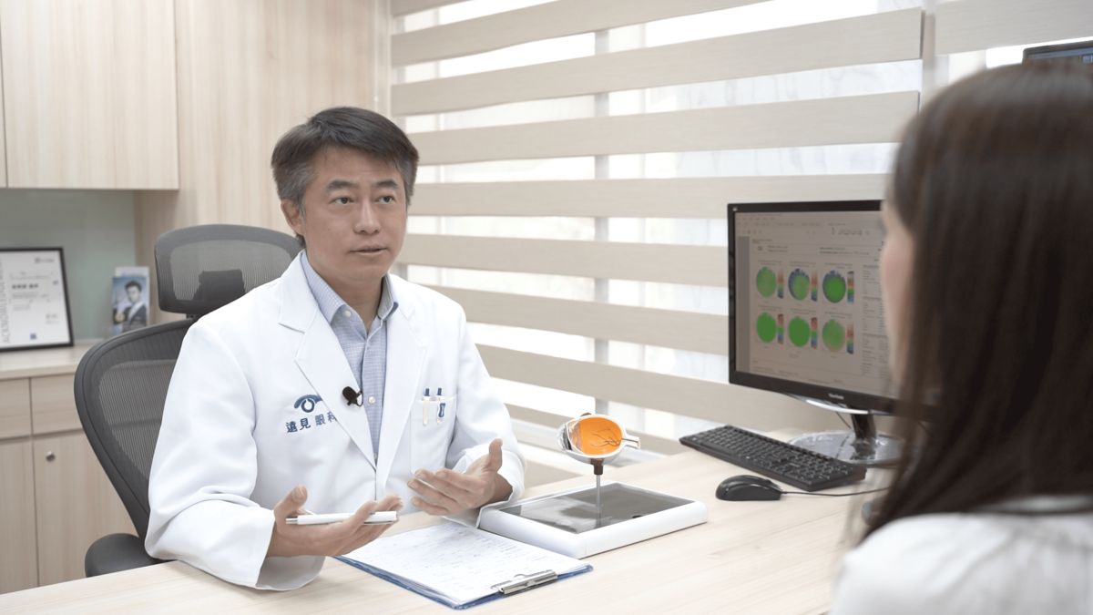 ▲張聰麒醫師向患者解說現階段老花眼治療選擇。（圖／資料照片）