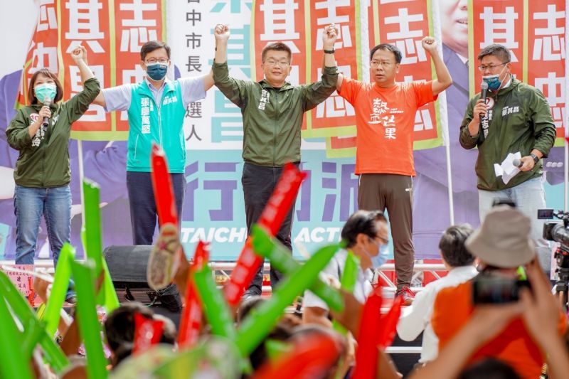 ▲蔡其昌勤跑議員、里長候選人的造勢場,假日行程多達30幾場。(圖/蔡其昌競總提供,2022.11.01)