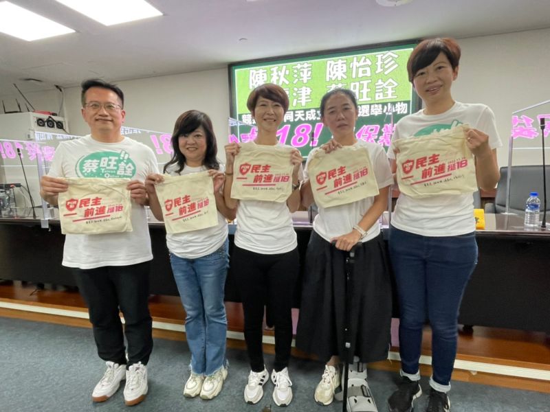 挺18公民權  台南市議員聯合推紀念小物催投票率　
