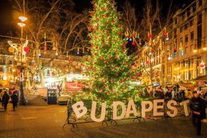 ▲匈牙利布達佩斯的耶誕市集就在熱鬧的佛羅修馬提廣場。（圖／五福旅遊提供）