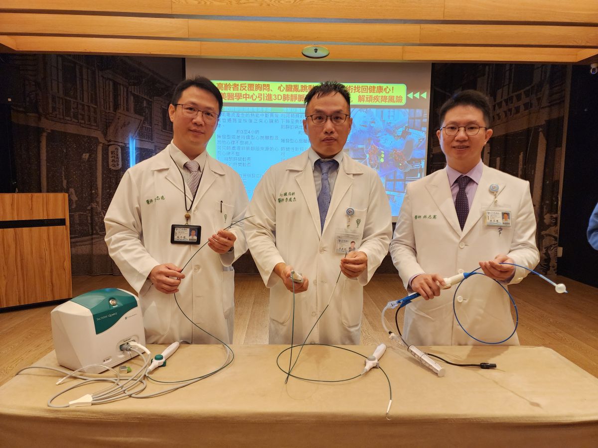 ▲奇美醫學中心心臟血管內科主任施志遠(左)、主治醫師李威杰(中)及主治醫師林志憲共同表示，高齡者反覆胸悶、心臟亂跳動，建議可使用3D肺靜脈電燒手術找回健康心（圖／記者林怡孜攝，202211,01）