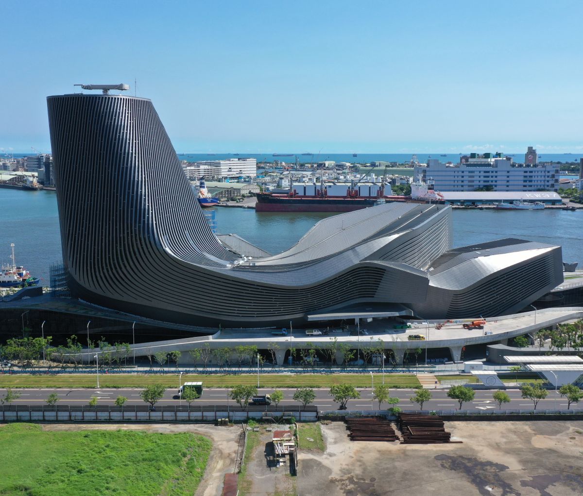 ▲台灣港務公司在高雄亞洲新灣區19-20號碼頭興建高雄港旅運中心，為國內最大3D曲面金屬帷幕單一建築，並打造5GAIoT產業基地。(資料照／記者黃守作攝)