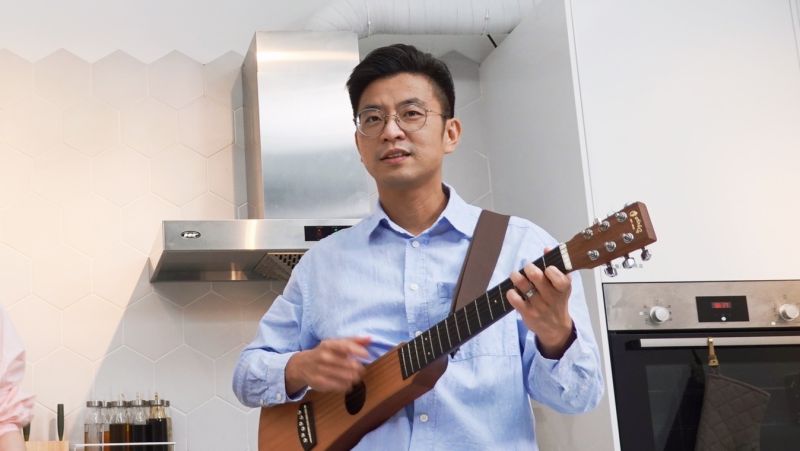 ▲周江杰自彈自唱,期許自己能翻轉新竹縣長年不變的政治結構。(圖/民進黨提供)