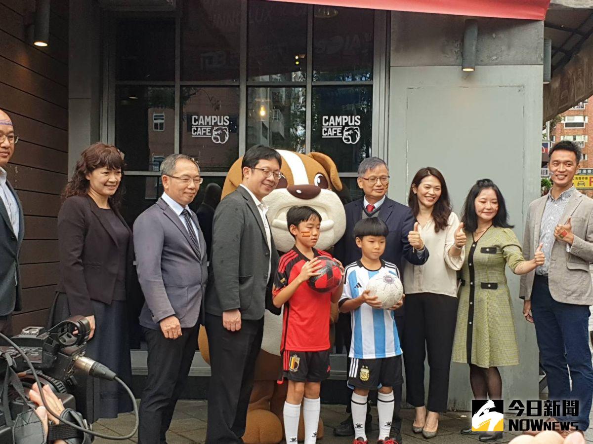 ▲群創光電攻智慧零售解決方案，攜手美式輕食餐廳搶攻商機。店內一角的落地窗搭配智慧感測器與物聯網應用，可達到隔絕光線或需要採光的效果。（圖／記者許家禎攝）