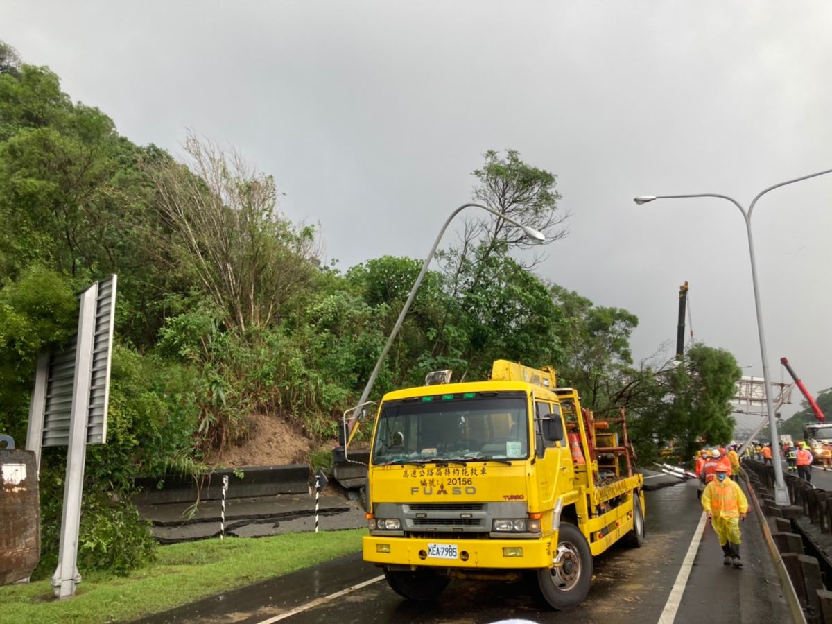 ▲國道1號南向汐止交流道南出集散道(10k)邊坡滑落，五堵南下出口封閉，持續搶修中。（圖／交通部）