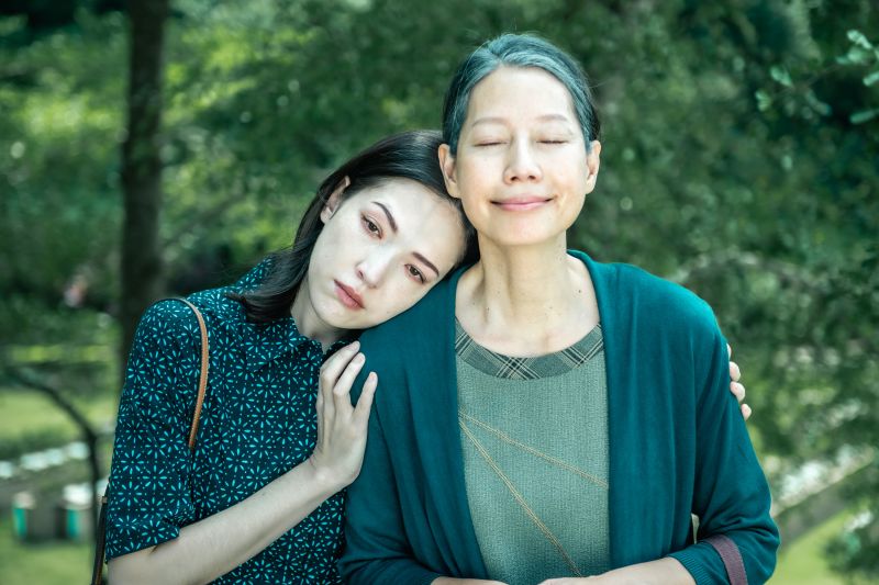 ▲許瑋甯(左)在讀劇本階段與媽媽演員丁寧入戲大哭。(圖/Netflix)