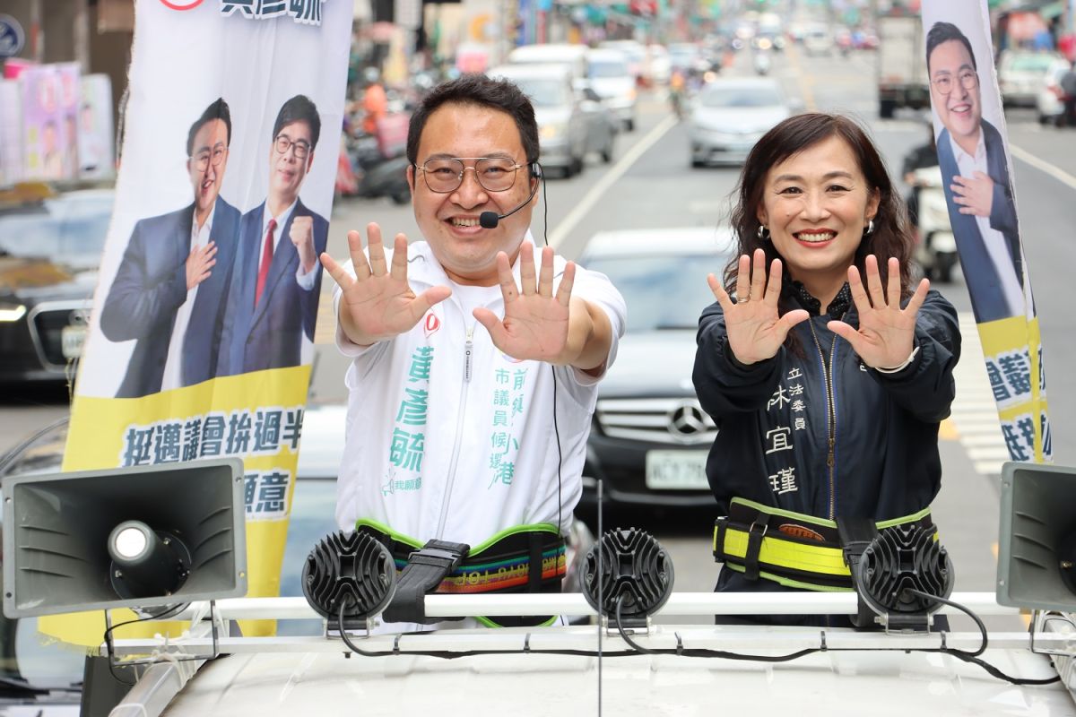 ▲民進黨前鎮小港區市議員候選人登記第10號黃彥毓今天合體台南市立委林宜瑾，在前鎮小港區，地毯式車隊掃街拜票，拜託選民。團結集中選票、不要分票。(圖／記者郭凱杰翻攝)