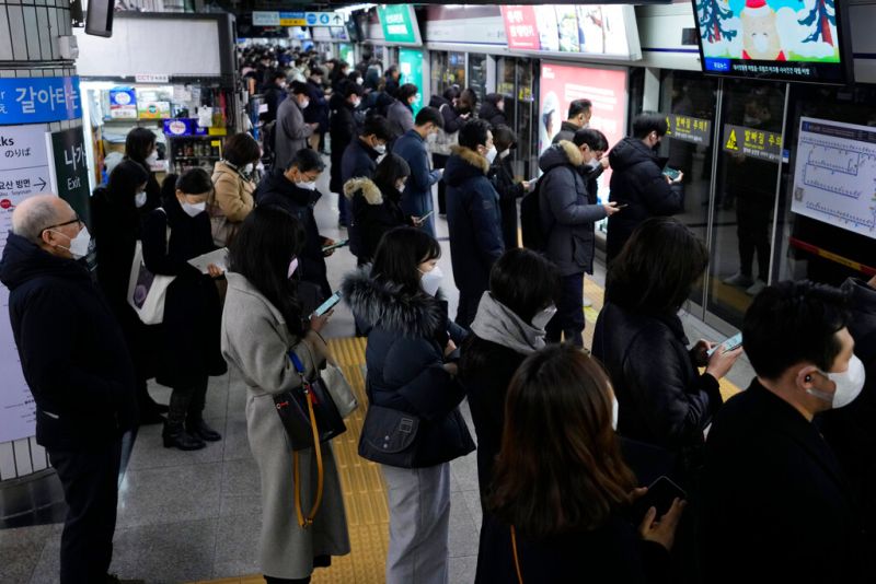 ▲韓國民眾認為，在地鐵跟演唱會都會出現「擁擠」的現象，因將梨泰院踩踏事件引以為戒。圖為韓國地鐵。（圖／美聯社／達志影像）