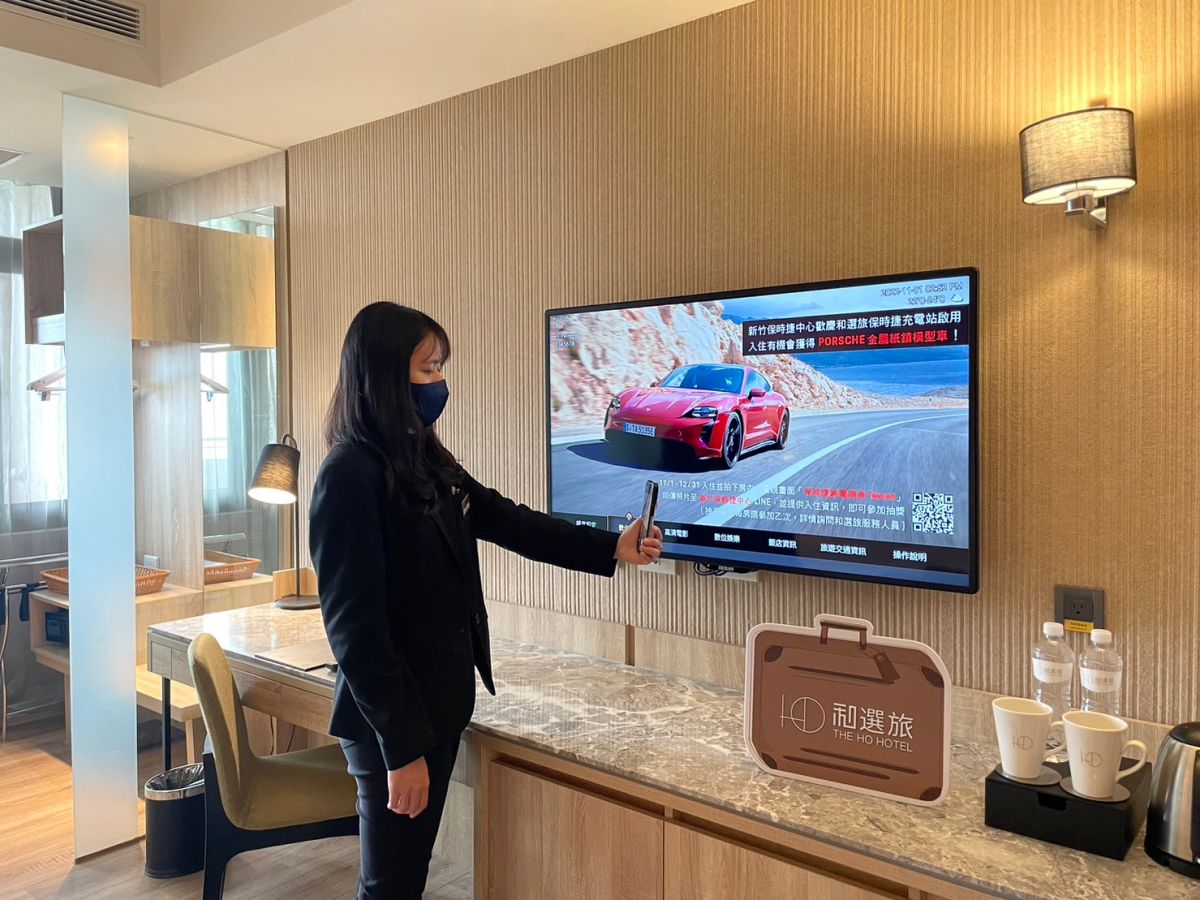 ▲2022年11月1日至2022年12月31日入住和選旅，回傳房內數位電視畫面「保時捷純電跑車Taycan」，即有機會獲得PORSCHE金屬紙鎮模型車。（圖/和選旅提供）