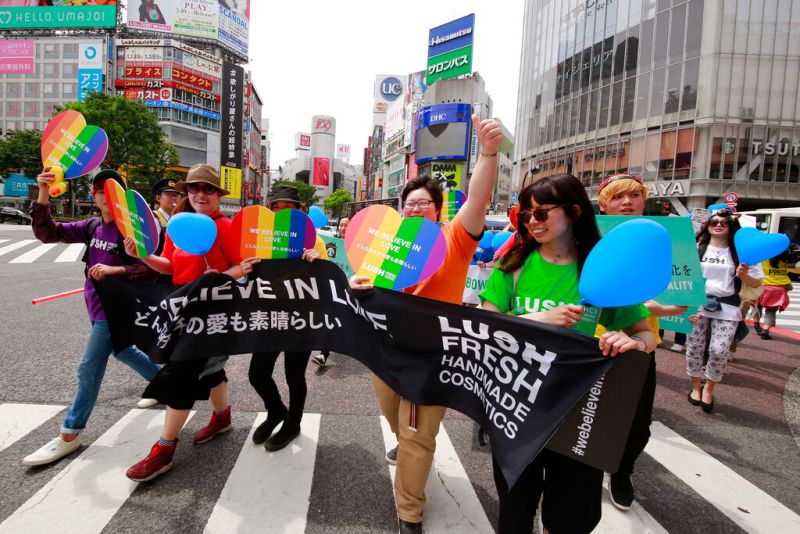 ▲日本東京都今天開始啟動「東京都伴侶關係宣誓制度」，向在東京生活和工作的同性伴侶發放伴侶關係證書，在這個不具備婚姻平權的國家，不少人對這一舉措期待已久。（圖／美聯社／達志影像）