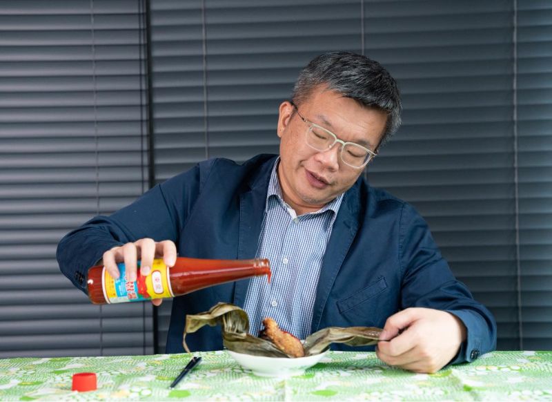 ▲蔡其昌指如今能讓台中人拿來對外地人說嘴的，往往是舊事物，「例如東泉辣椒醬」。（圖／翻攝蔡其昌臉書，2022.11.01）