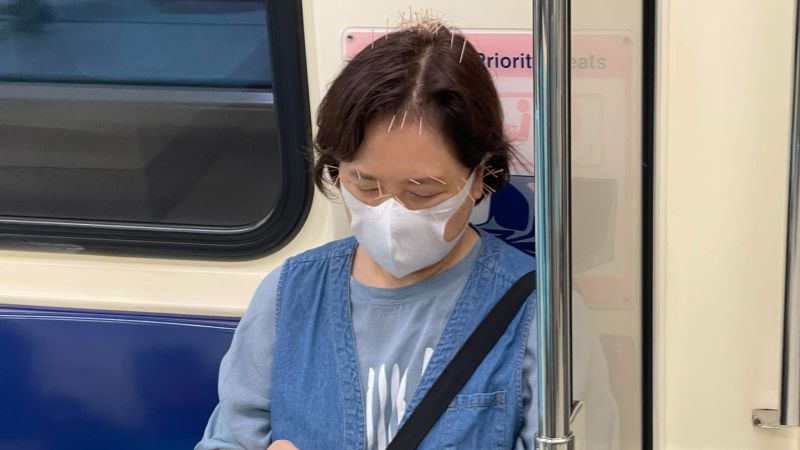 捷運車廂驚人一幕!婦人「頭扎多根細針」 超狂家世曝光
