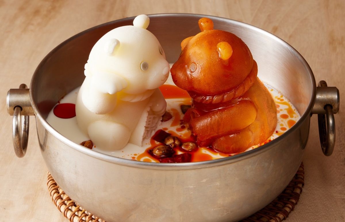 ▲王品平價火鍋「聚日式鍋物」，歡慶首家形象店以日本條通氛圍店裝插旗台北士林區，11/1~11/30全台門市一起開「紅白配聚熊趴」！穿對紅衣或白衣顏色，就能免費升級「札幌熊起司牛奶湯」或「麻辣熊激辛麻辣湯底」，火鍋裡有超萌熊熊在泡湯，療癒開吃。（圖／王品集團提供）