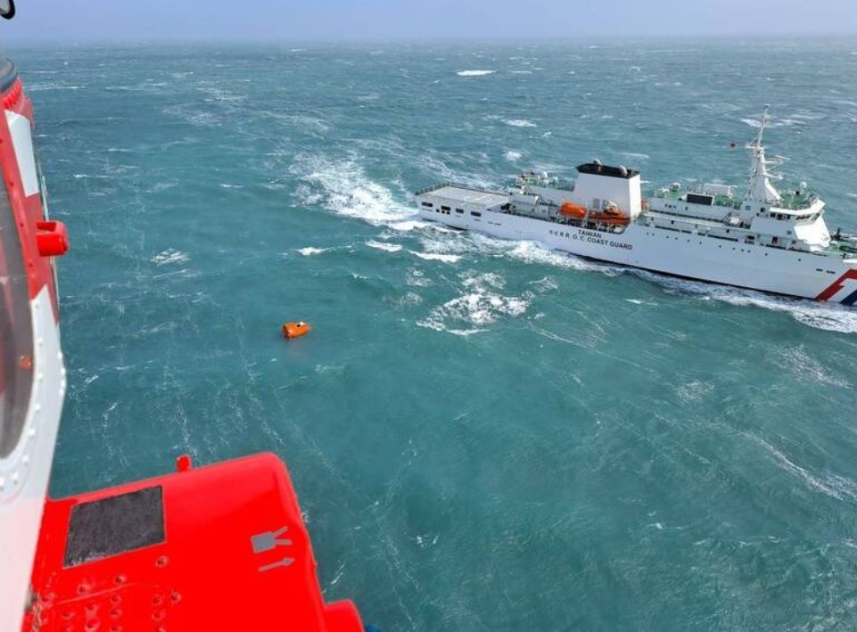 ▲「鑫順一號」貨輪翻覆！12名船員落不明。（圖／翻攝畫面）