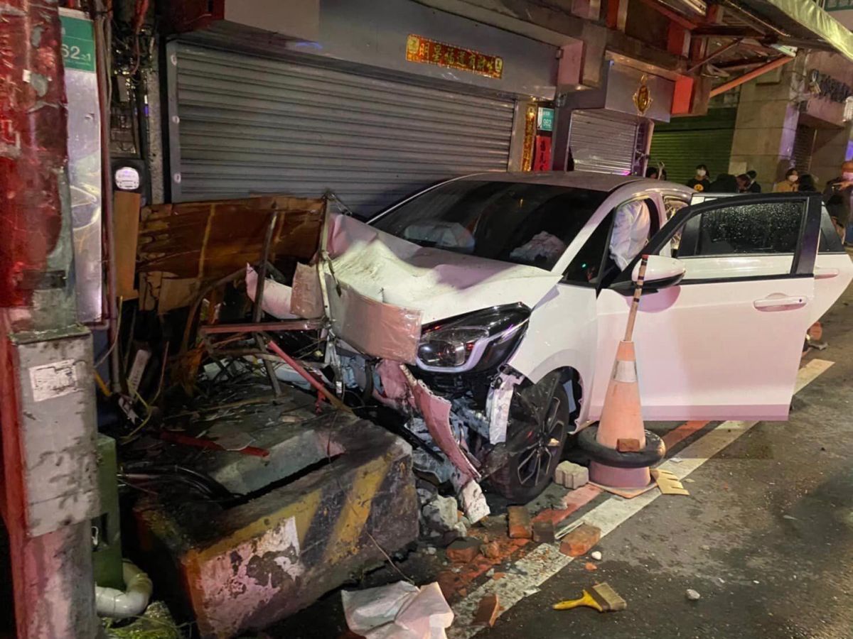 ▲警方趕抵後，在陳男車內搜出毒品，初步尿液檢測，也呈陽性反應，懷疑為毒駕釀禍。（圖／永康分局臉書）