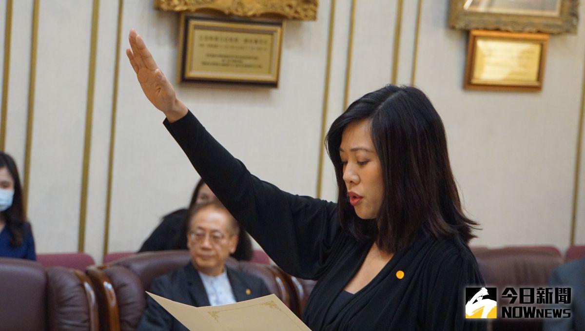 ▲民眾黨立委吳欣盈宣誓就職。（圖／記者呂炯昌攝，2022.11.02）