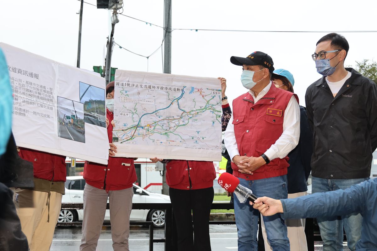 ▲侯友宜到汐止交流道路口勘查交通狀況及聽取簡報，指出高公局會在周五下班前完成搶修恢復通行。（圖 ／記者吳嘉億攝，2022.11.2）