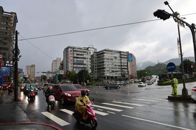▲國道中山高速公路汐止段發生邊坡土石崩落意外,侯友宜到交流道路口勘查交通狀況,指示關心後續狀況。(圖 /記者吳嘉億攝,2022.11.2)