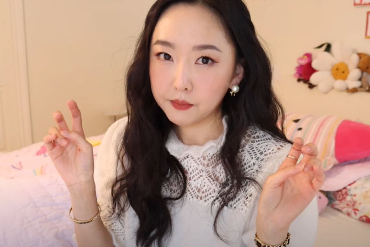 ▲百萬美妝網紅Catie怒噴「業配亂象」，控訴廠商近年來的嚴格要求：「我不是演員」。（圖／Youtube： Hello Catie）