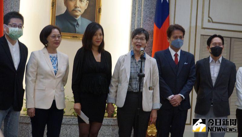 ▲蔡壁如(右三)辭去立委職務,由列於民眾黨不分區立委名單第7位的新光集團第3代吳欣盈(左三)遞補。(圖/記者呂炯昌攝,2022.11.02)