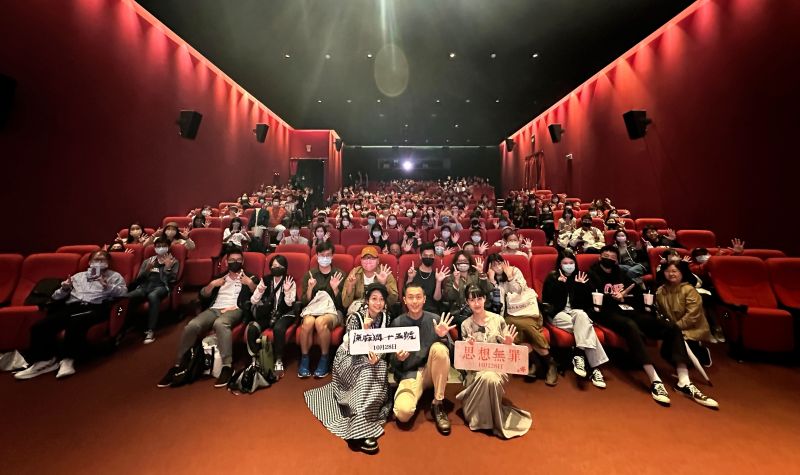 ▲電影《流麻溝十五號》上映首週奪新片冠軍，演員安乙蕎（左起）、莊岳、連俞涵為戲宣傳南北奔波。（圖／牽猴子提供）
