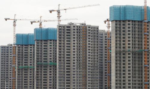 中國陝西爛尾樓停工8年還在賣　住戶「日爬20樓」沒水沒電過生活
