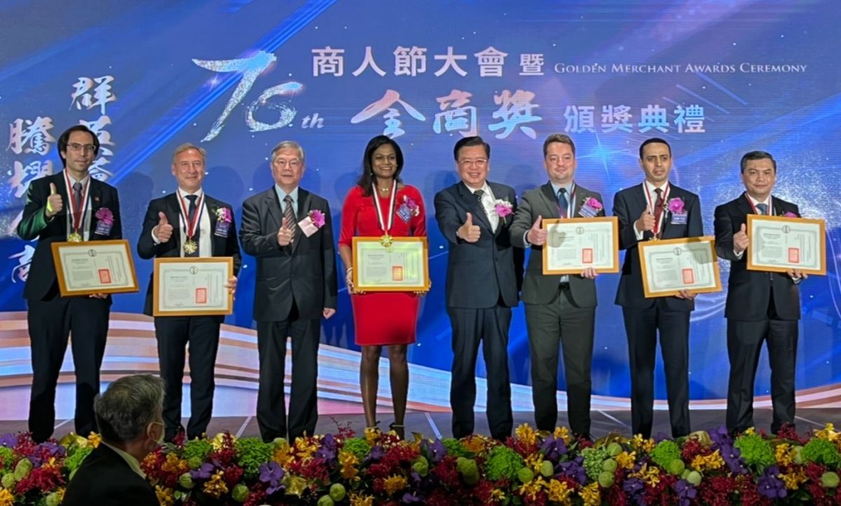 ▲優良外國駐臺商務單位是促進台灣經貿發展重要的橋梁，由行政院副院長沈榮津（左三）及全國商業總會理事長許舒博（右四）頒獎表揚。（圖／資料照片）