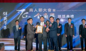 ▲益華電腦科技股份有限公司宋栢安台灣總經理（中）獲頒「優良外商」獎項、接受表揚。（圖／品牌提供）