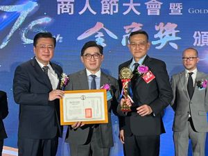 ▲益華電腦科技股份有限公司宋栢安台灣總經理（中）獲頒「優良外商」獎項、接受表揚。（圖／品牌提供）