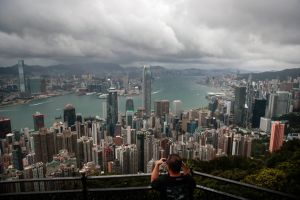 中國經濟差、香港企業也成犧牲品 大量內地居民赴港開戶「避險」