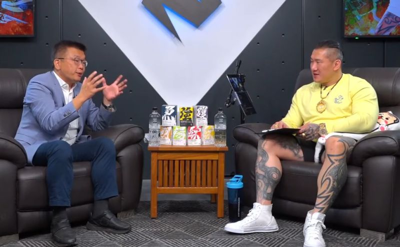 ▲蔡其昌昨上館長陳之漢的直播節目,批評盧秀燕把地方建設的問題泛政治化。 (圖/翻攝YouTube【誰來Talk館】,2022.11.02)