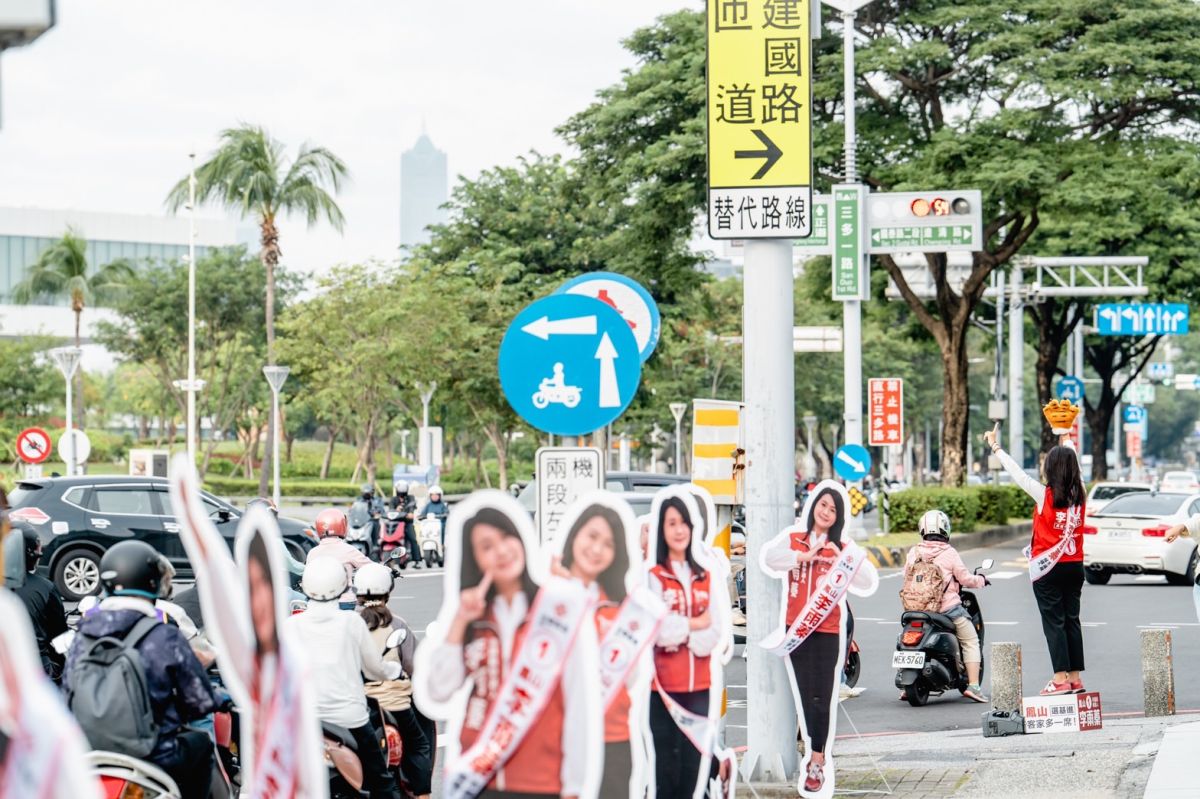 ▲今（2）日上午李雨蓁一口氣帶著10個人形立牌在路口向民眾打招呼，「大陣仗」一出也吸引路過民眾目光。（圖／台灣基進提供）