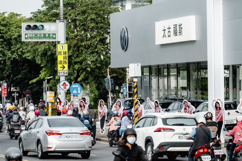 ▲今(2)日上午李雨蓁一口氣帶著10個人形立牌在路口向民眾打招呼,「大陣仗」一出也吸引路過民眾目光。(圖/台灣基進提供)