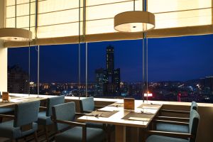 ▲擁有30樓高空海景的The Roof餐廳，針對旅展推出多款優惠組合。（圖／和逸飯店提供）