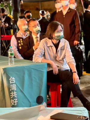 蔡英文近來平日晚間皆與陳時中深入台北市廟口開講,全力背書、拉抬陳時中,力拚民進黨重返首都執政。(圖/翻攝自陳聖文臉書) ▲蔡英文近來平日晚間皆與陳時中深入台北市廟口開講,全力背書、拉抬陳時中,力拚民進黨重返首都執政。(圖/翻攝自陳聖文臉書)