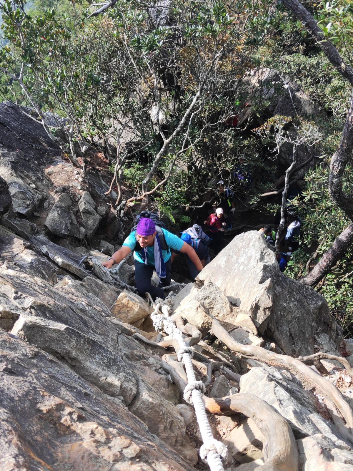 ▲中部熱門登山路線「鳶嘴稍來步道」引導繩遭人蓄意割斷超過40處，警方揪出惡劣的割繩者(圖／柳榮俊攝2022.11.2)