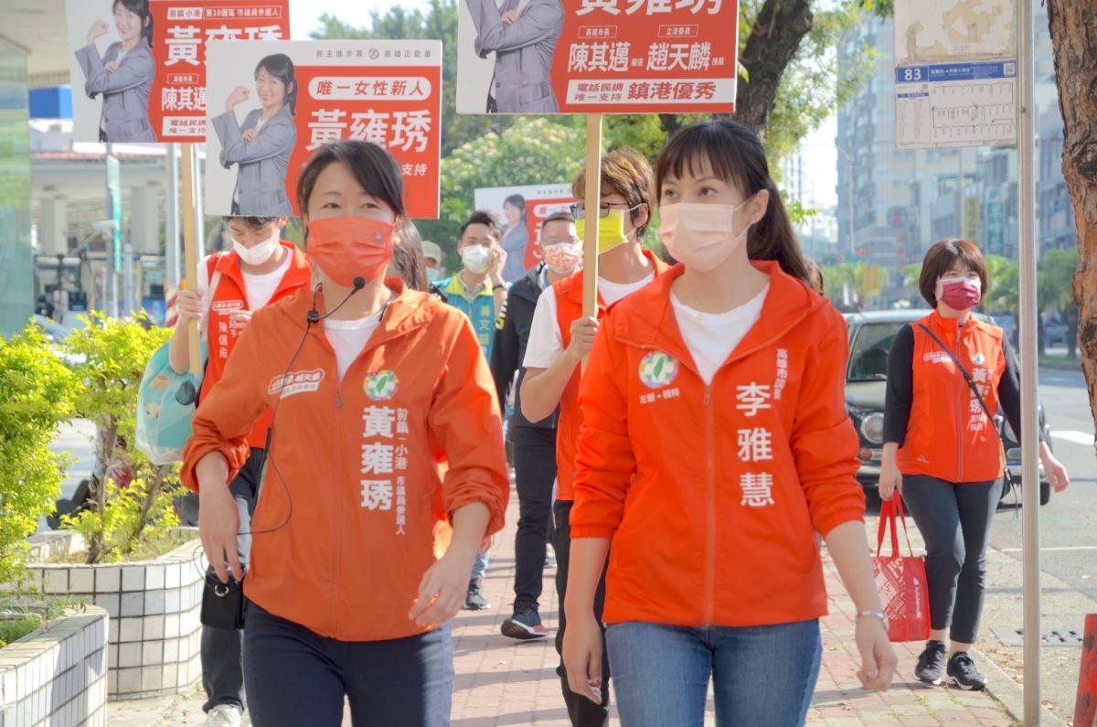 ▲民進黨高市議員李雅慧、議員候選人黃雍琇痛批，當年柯志恩擔任立委時，主張讓私校「學費自主」，形同要讓私校學費「漲到飽」。（圖／翻攝畫面）