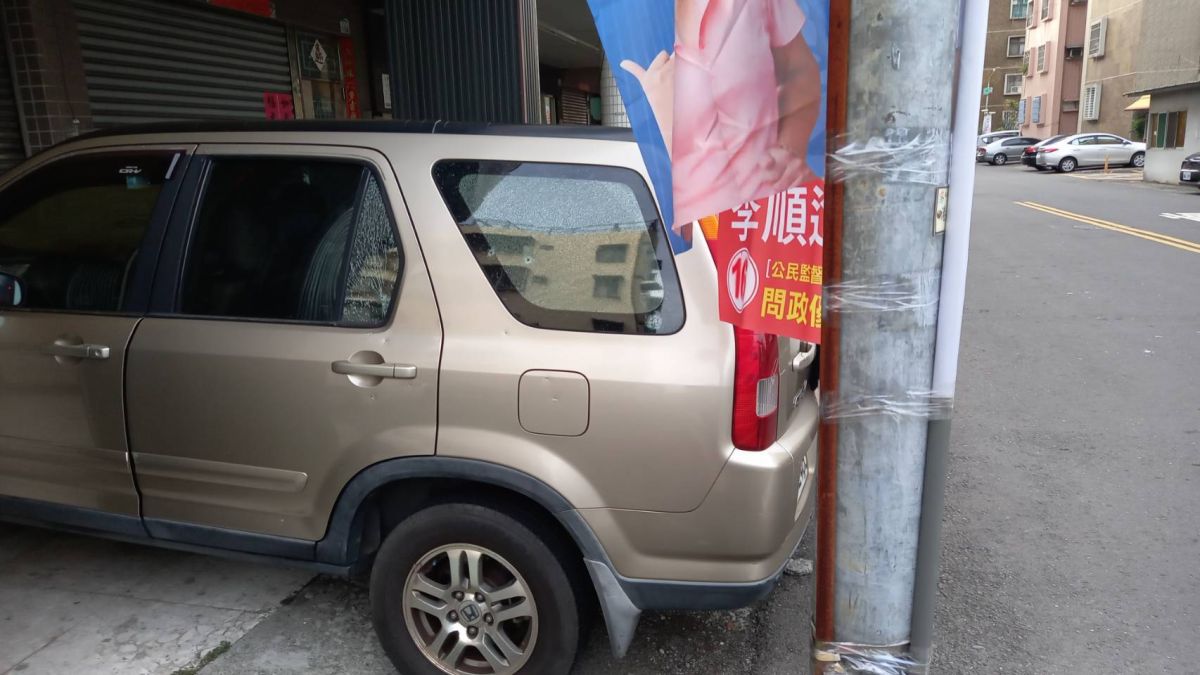 ▲高雄小港驚傳槍擊，一名陳姓女子發現自家的小客車，左邊車身遭到槍擊，出現至少9彈孔。（圖／翻攝畫面）