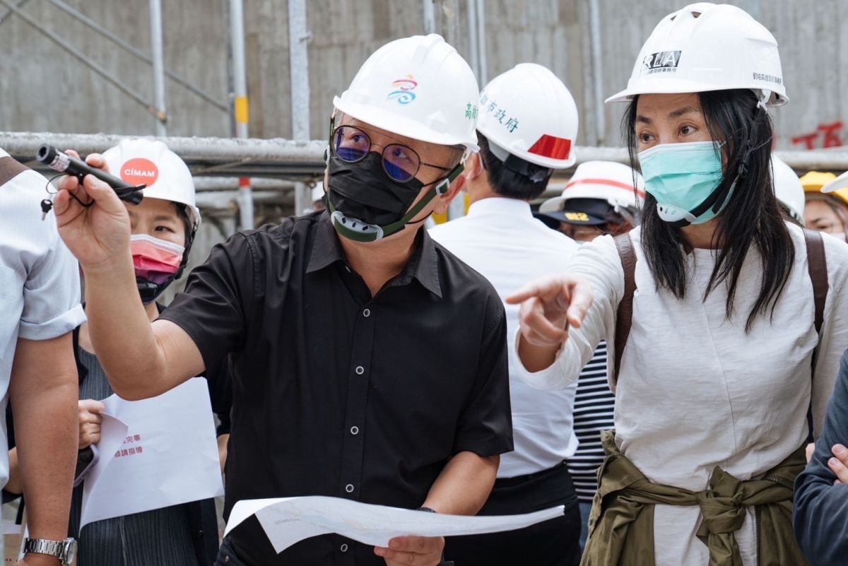 ▲高雄龍貓隧道旁的絕美地標「內惟藝術中心」於本月1日啟動試營運，幕後推手高雄市副市長史哲副市長每周有空檔上班前都會到工地共同研商解決相關的工程執行問題。（圖／截自史哲臉書）
