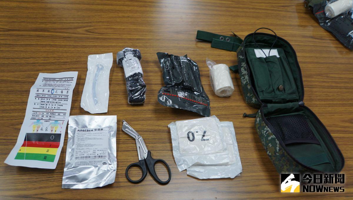 ▲單兵戰傷急救包（IFAK）內容物。（圖／記者呂炯昌攝，2022.11.02）