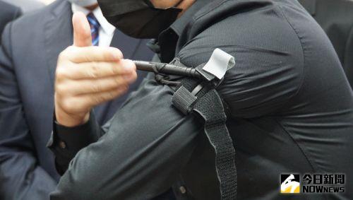 ▲新式戰傷急救包內含止血帶,單兵受傷後可迅速止血。(圖/記者呂炯昌攝) ▲新式戰傷急救包內含止血帶,單兵受傷後可迅速止血。(圖/記者呂炯昌攝)