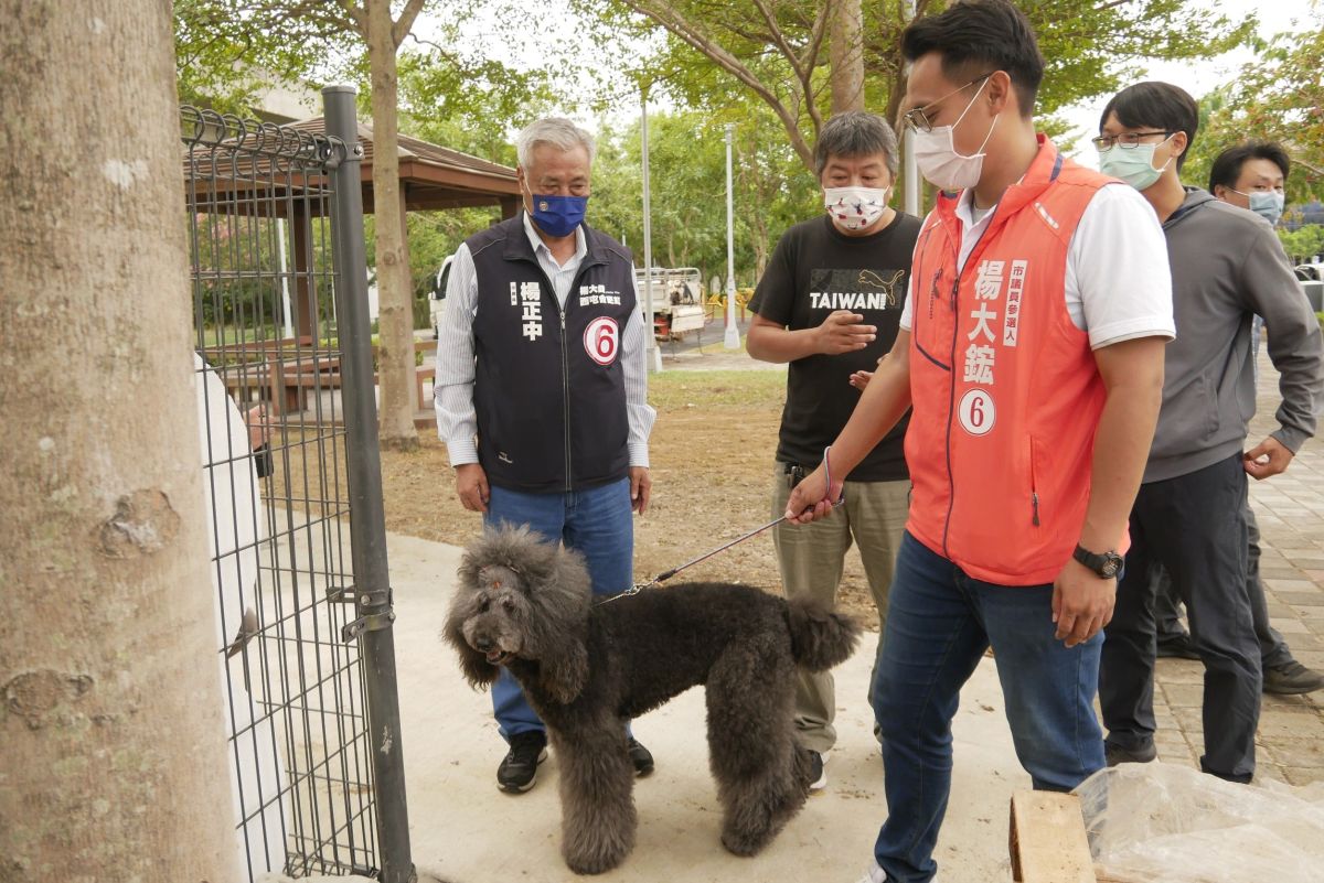 ▲西屯首座寵物公園預11月中旬啟用，議員楊正中邀集市府建設局、動保處會勘圖／楊正中提供2022.11.2)