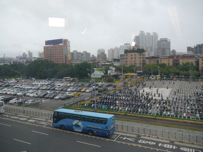 ▲位在環狀線捷運板橋站旁的國家兒童未來館計畫基地，目前是露天停放汽、機車的停車場。（圖 ／記者吳嘉億攝，2022.11.2）