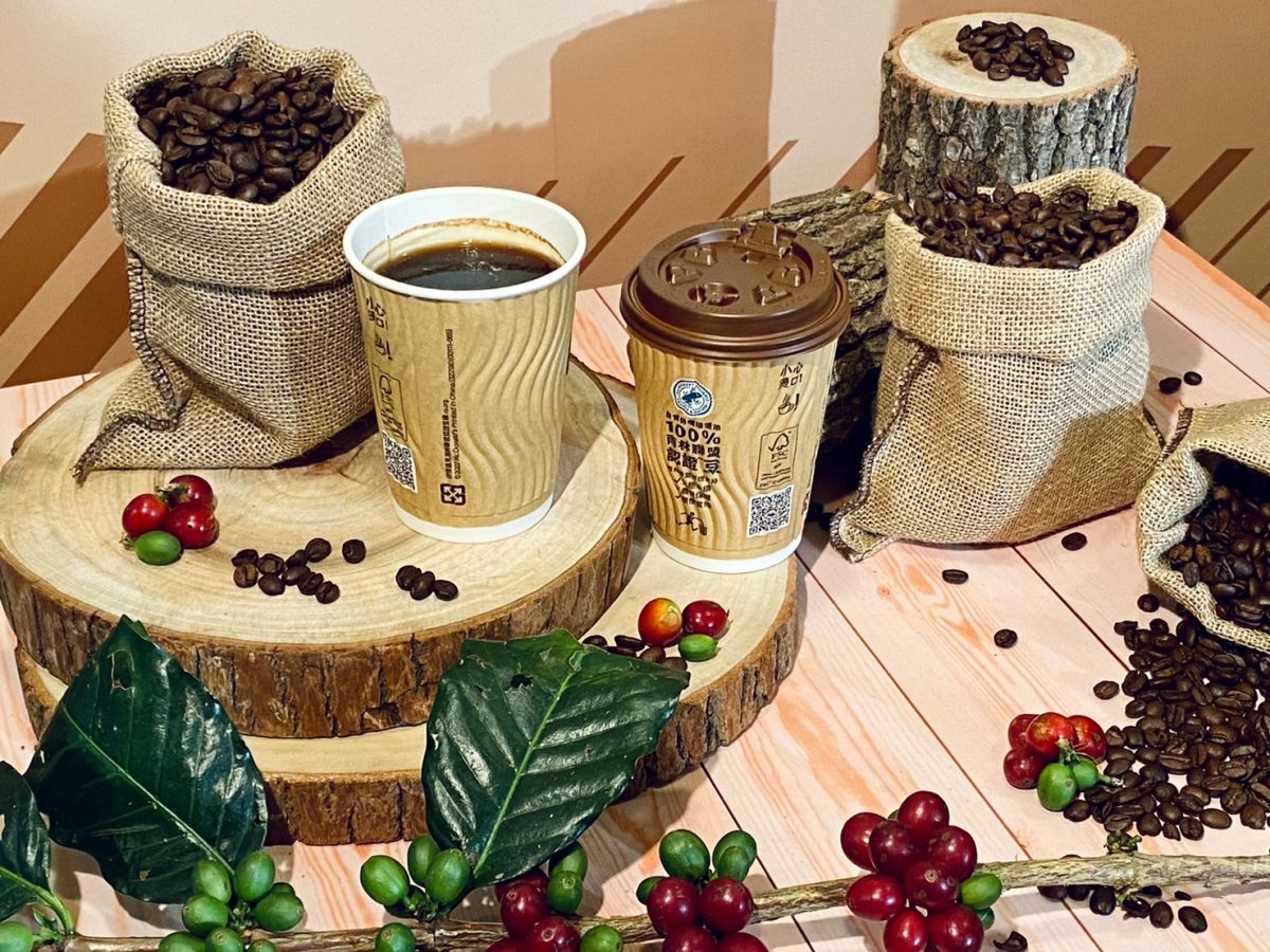 ▲麥當勞McCafé攜手「優遊吧斯」，催生台灣本產唯一獲國際環保組織「雨林聯盟認證」咖啡豆，將於11/9起限量開賣「阿里山雲霧單品咖啡」，入口喝得到李子明亮的果香，尾韻則帶有烏龍茶甜甘滋味，透過麥當勞APP「隨買店取」或「LINE禮物」電子商品券可享75折優惠價。（圖／記者蕭涵云攝）