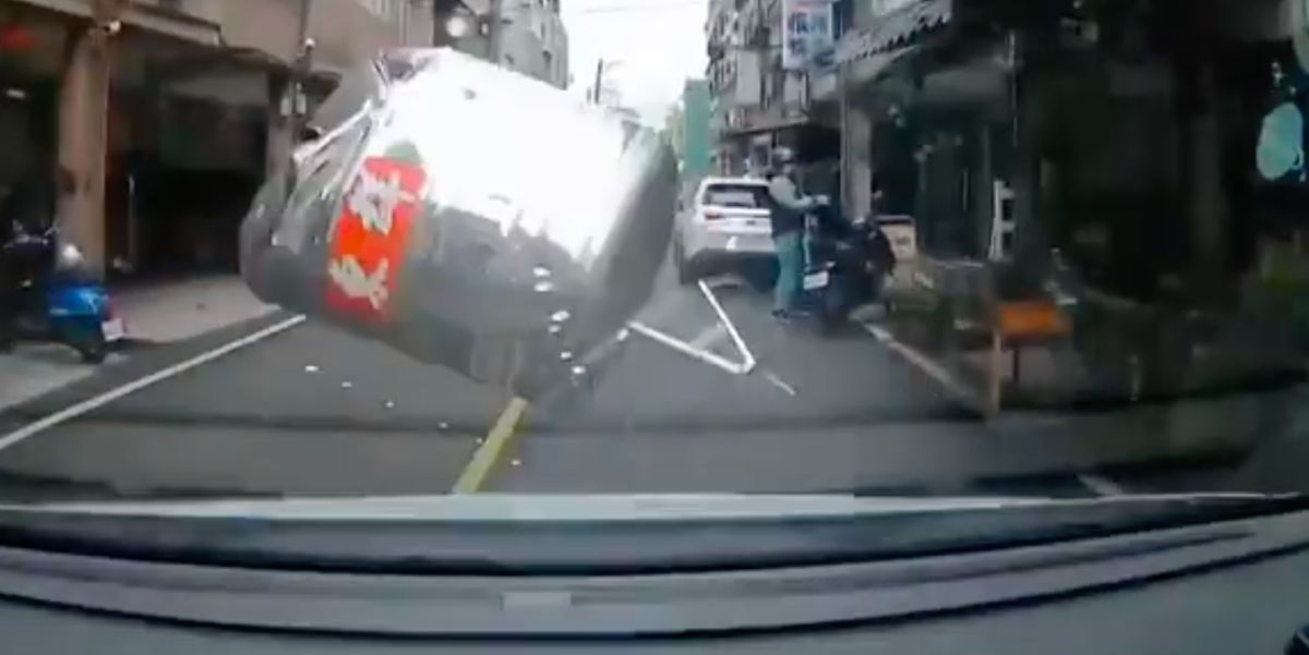 ▲鐵皮水塔突從天而降，路過車輛遭砸中。（圖／翻攝自記者爆料網）