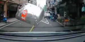 桃園鐵皮水塔突「從天而降」！路過轎車遭砸中　駕駛嚇壞
