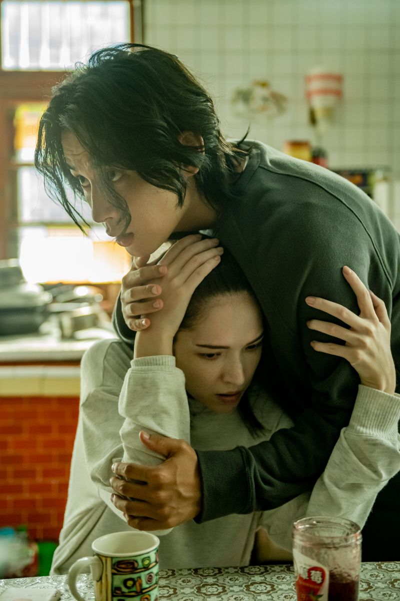 ▲徐鈞浩(右)在《她和她的她》飾演許瑋甯弟弟。(圖/Netflix)