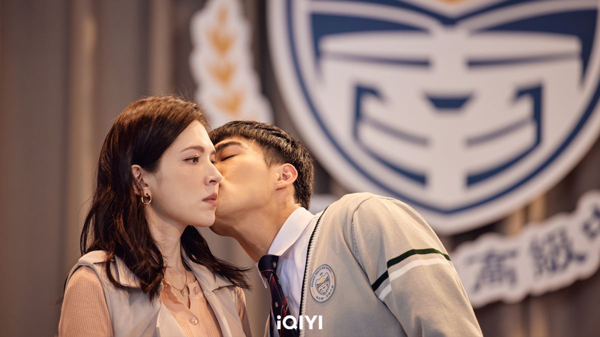 ▲陳昊森（右）在《第9節課》當面襲吻許瑋甯臉頰。（圖／愛奇藝）